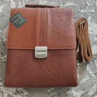 کیف دوشی و دستی چرم در دورنگ مشکی و قهوه‌ای