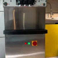 فروش آبمیوه بستنی در حال کار