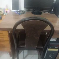 کامپیوتر و مانیتور و میز و صندلی