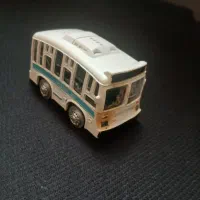 یک اتوبوس خراب شیشه هاش خورد شده
