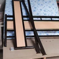 تخت دو نفره آهنی با کفی چوبی و یک عدد تشک دونفره