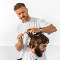 نیازمند همکار آرایشگر حرفه ای