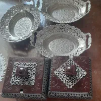 یکعدد سینی پیوتر و۳تا خرماخوری و۲عدد قندان برنزی