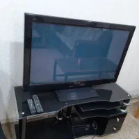 تلوزیون و میز LCD