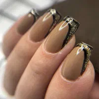 ناخنکار هستم ۶سال سابقه کار دارم