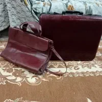 یه عدد کیف چرم قرمز