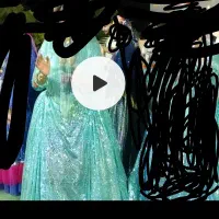 لباس خوش رنگ درحدنویک بار پوشیده شده