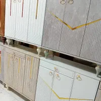 جاکفشی ایستاد و سه درب