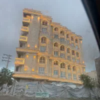 نگهبان شب و نگهبان روز در ساختمان در حال ساخت