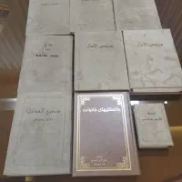 چندین کتاب مذهبی با روکش اشبالت