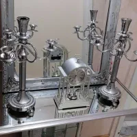 آینه و شمعدان و ساعت نقره ای رنگ