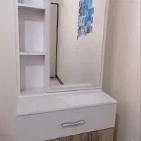 میز آرایشی همراه تخت و تشک و اُپن اشپزخانه