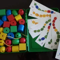 اسباب بازی شکل‌ها و بندها مهره نخ و اردک موزیکال