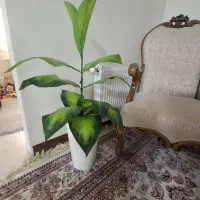 گل مصنوعی به همراه گلدان