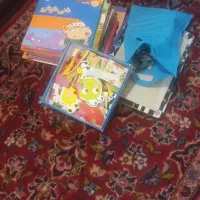 تعدادی کتاب قصه و پازل