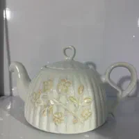 قوری چای و کاسه آجیل خوری