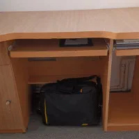 میز تحریر و کامپیوتر