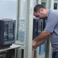 استخدام فوری برق‌کار، جوشکار و نیروی فنی