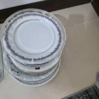 تعدادی بشقاب غذا خوری و میوه خوری