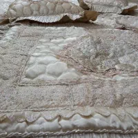 رو تختی دو نفره یک جفت رو بالشتی دوتا کوسن