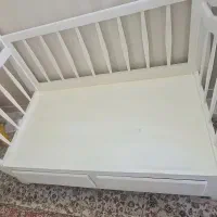 تخت کنار مادر