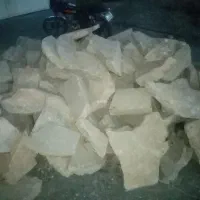 نصف کامیون سنگ فرش.