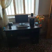کامپیوتر به همراه میز