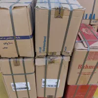 کارگر بسته‌بندی کتاب و لوازم‌التحریر