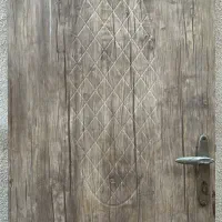 یک درب چوبی سرویس بهداشتی یا انباری با روکش ضدآب