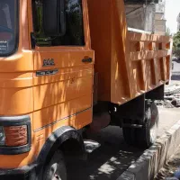 حمل نخاله. خاک بردای با کارگر وبابکت تهیه مصالح