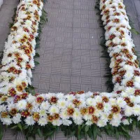 پایه گل ترحیم.گلسرای سفیر سبز