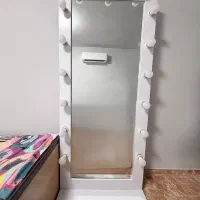 آیینه لامپ دار ایستاده