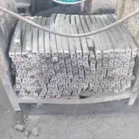 کارگر جهت برش کاری و بسته بندی زغال چینی