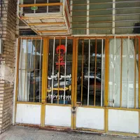 درب بزرگ مغازه ویترینی باحفاظ ( آهنی )  سالم