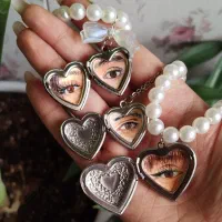 گردنبندلاکت قلب همراه با نقاشی چشم هدیه ای ماندگار