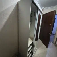 جاکفشی وجالباسی ایستاده با آیینه قدی