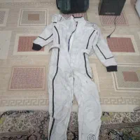 یک دستگاه اکو سیا همراه کاور یک لباس متور سواری