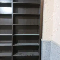 تعدادی قفسه چوبی