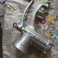 چرخ گوشت قدیمی دستی