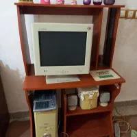 کامپیوتر و میز