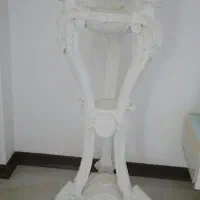 دکوری ایستاده به عنوان پایه گل استفاده میشود
