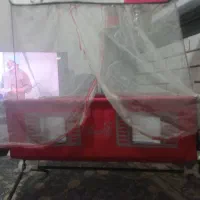 تخت کنار مادر