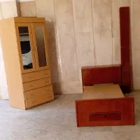 تخت چوبی یکنفره و کمد کشو دار لباس