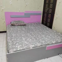 تخت وتشک دونفره .کمد .صندلی.