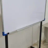 تخته وایت برد همراه با پایه نگه دارنده