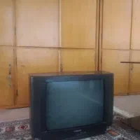 میز تلویزیون و تلویزیون قدیمی دیجیتال هم دارد