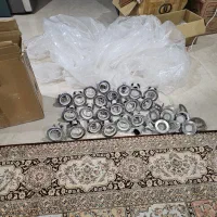 تعدادی قاب هالوژن سرپیچ بزرگ و هالوژن کوچک سقفی