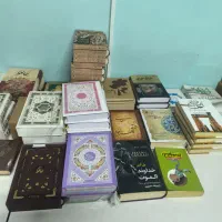 فروشندگی در غرفه کتاب