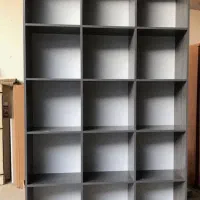 کتابخانه و قفسه چوبی