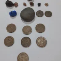 سکه ۵تومنی و تعدادی سنگ‌کوچک معدنی